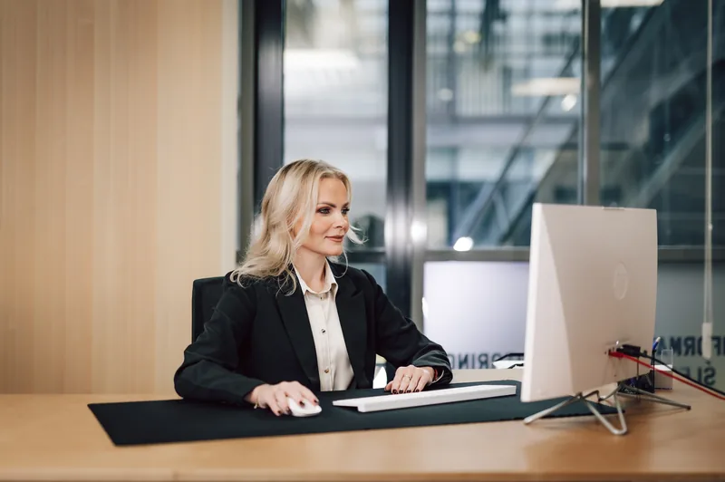 Justyna Lenart przy pracy w biurze KRS-Office